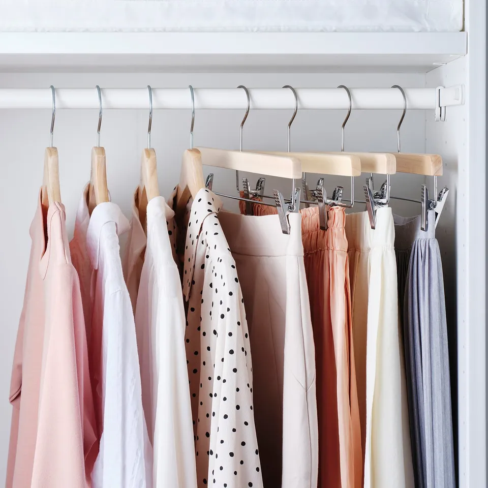 Hangers organise skirts and pants, keeping clothes wrinkle-free and neat.
