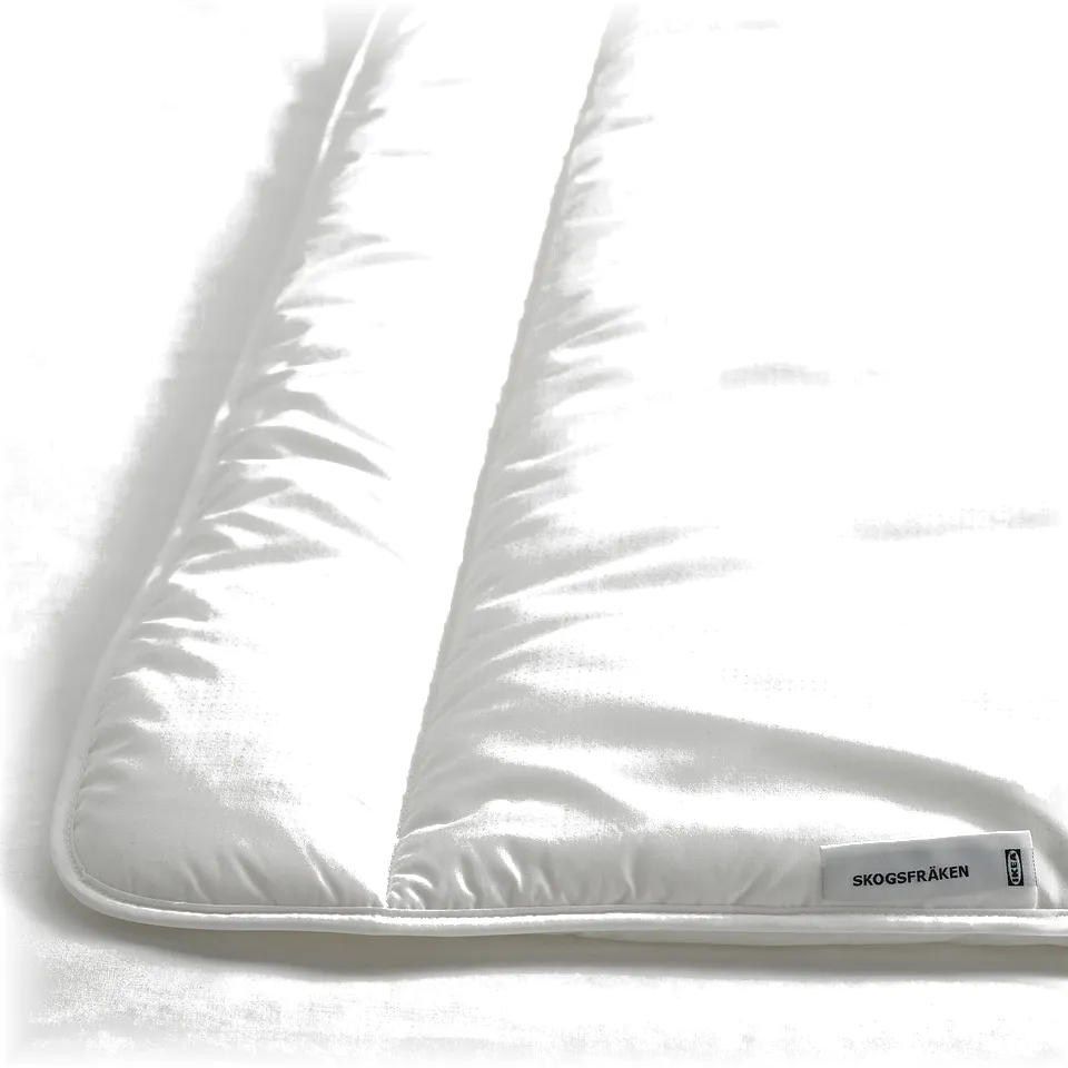 Folded white duvet with SKOGSFRÄKEN tag, soft high-quality fabric.