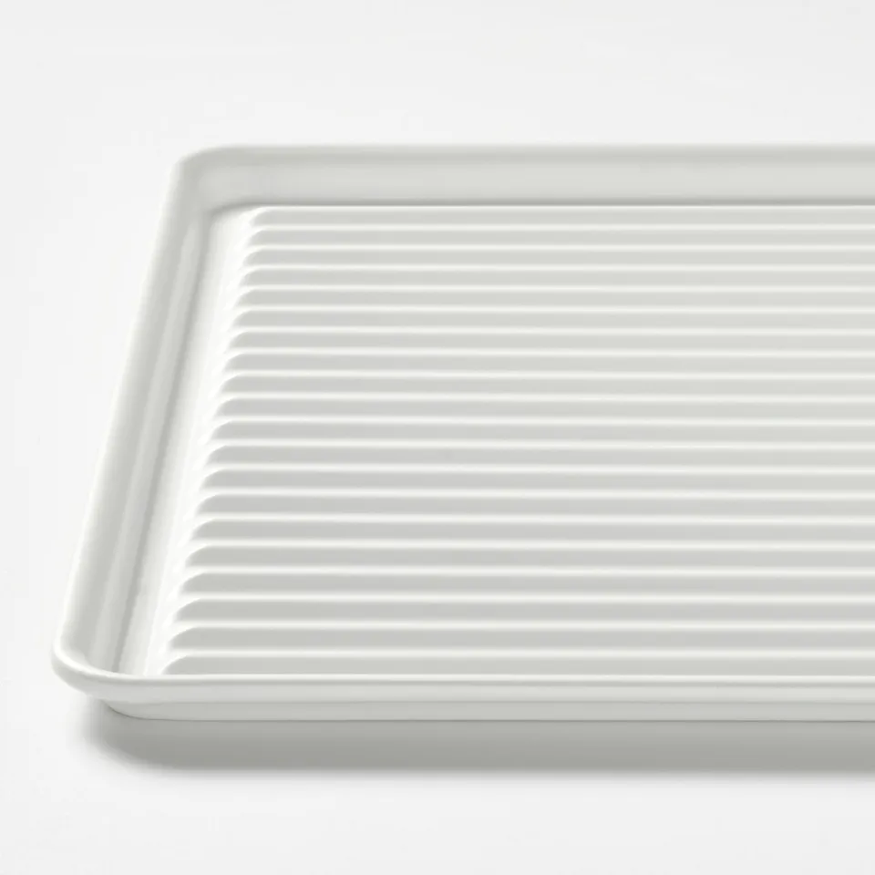 White dish drainer with grooved design for improved air circulation. High edges to contain water. Lacquered surface for easy cleaning.