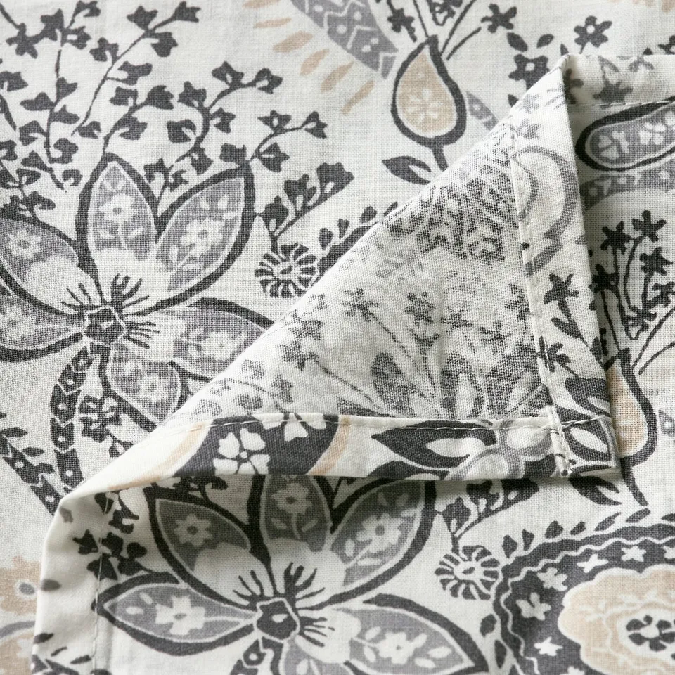 Elegant paisley-patterned bed sheet, soft cotton-viscose blend, intricate floral design, fine sheen, high-quality feel.