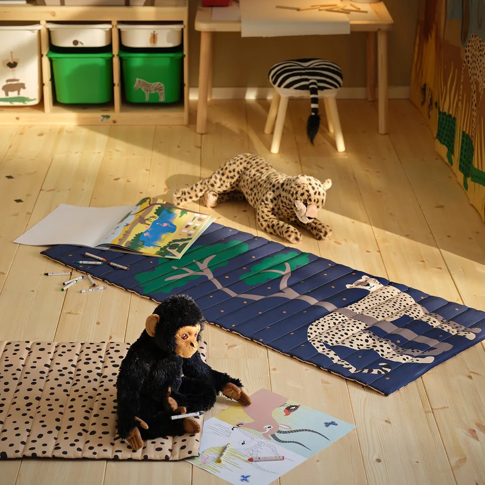 SANDLÖPARE in a room