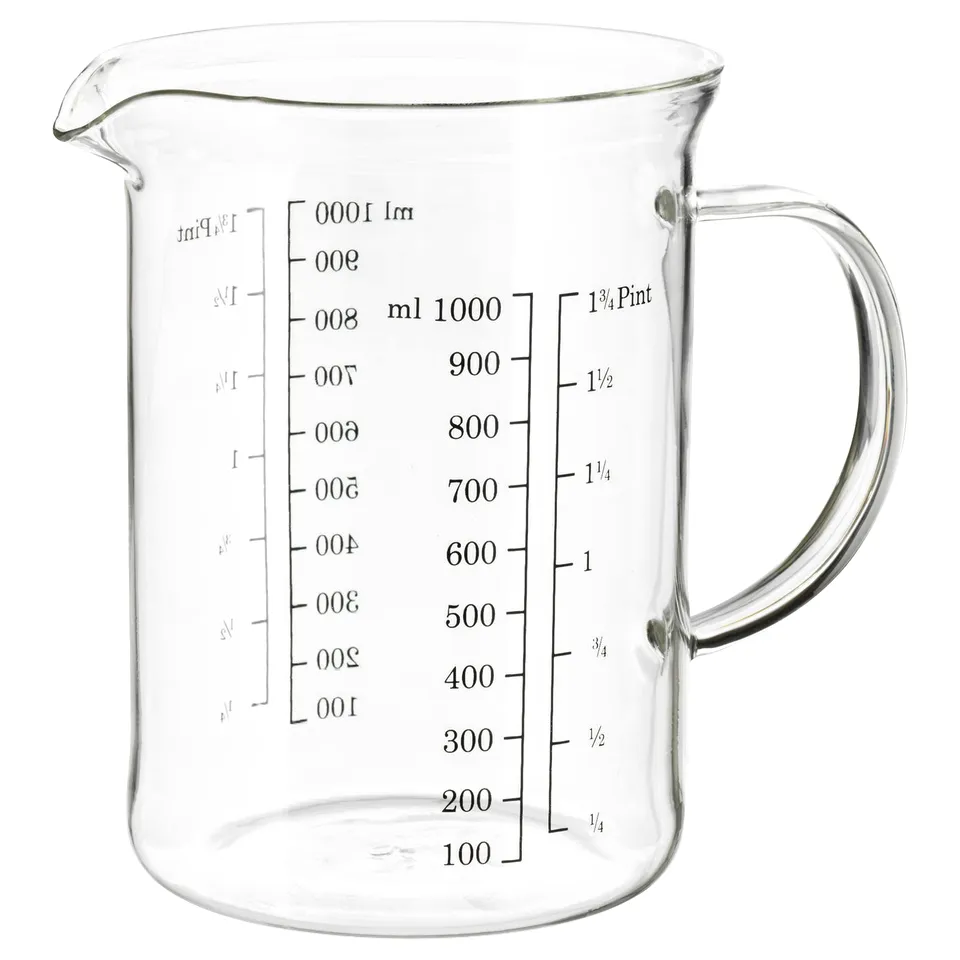 A VARDAGEN glass measuring jug, clear in colour, made of heat-resistant glass. It has a handle and markings for measuring liquids and ingredients.