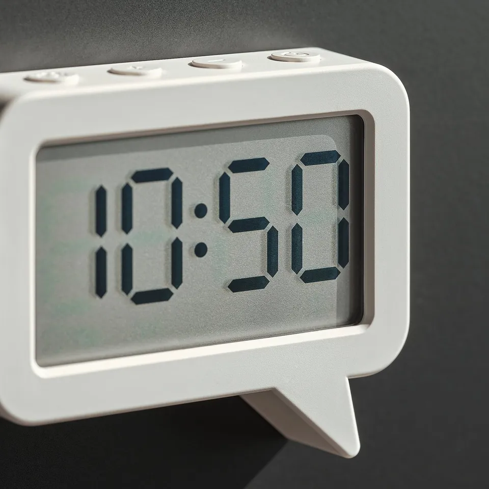 Speech bubble-shaped digital clock displaying 10:50. Modern, white, with large blue numerals; suitable for kitchens.