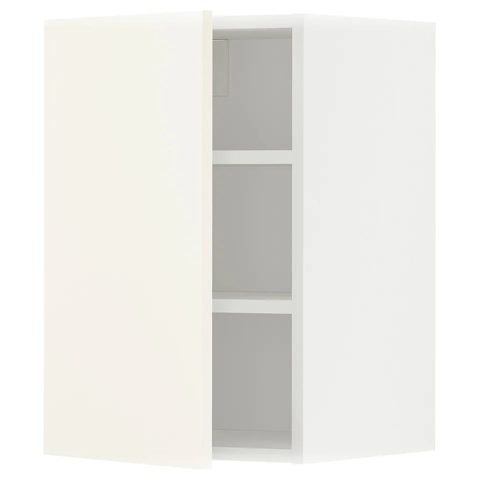 White METOD kitchen cabinet with adjustable shelves.