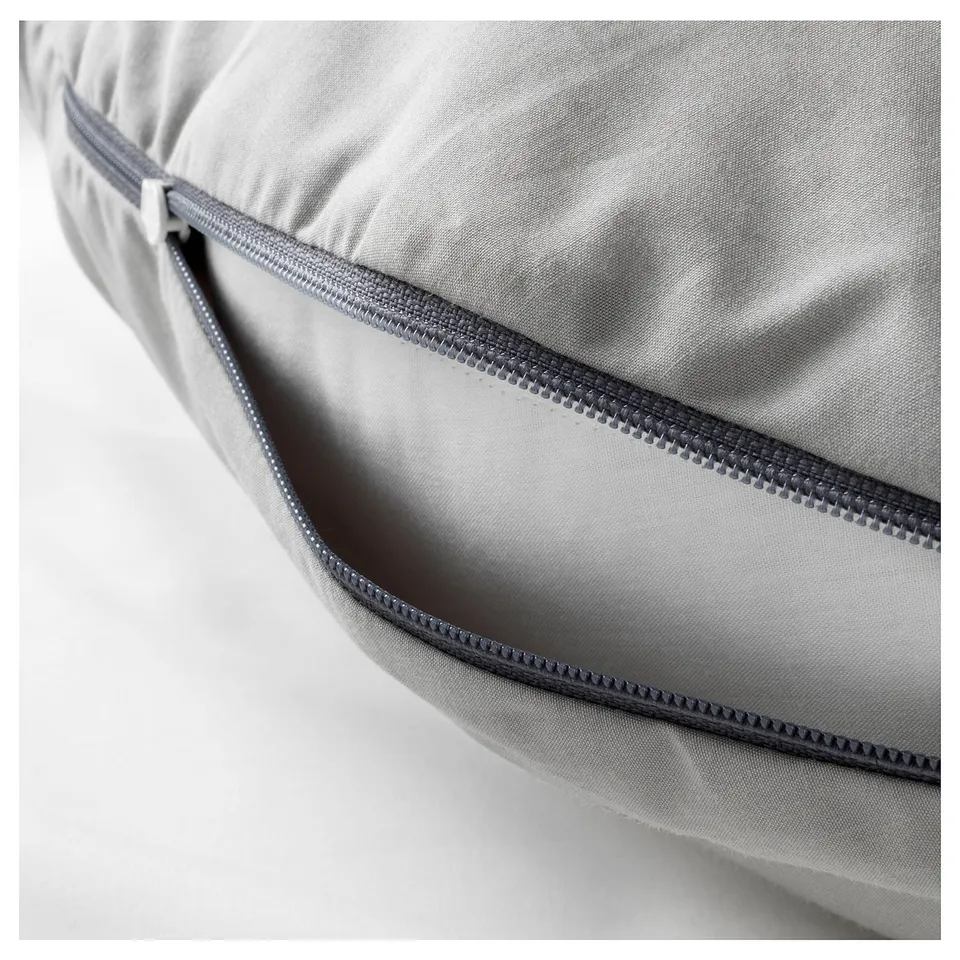 Nursing pillow with zipped cotton and lyocell cover, filled with recycled polyester for comfort and sustainability.