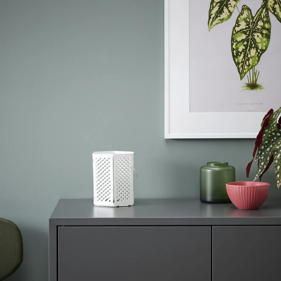 VÅRSYREN in a room
