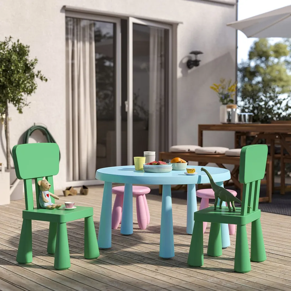 Kids play area: mini table & 4 colourful chairs, uv-protected plastic, toddler-friendly.