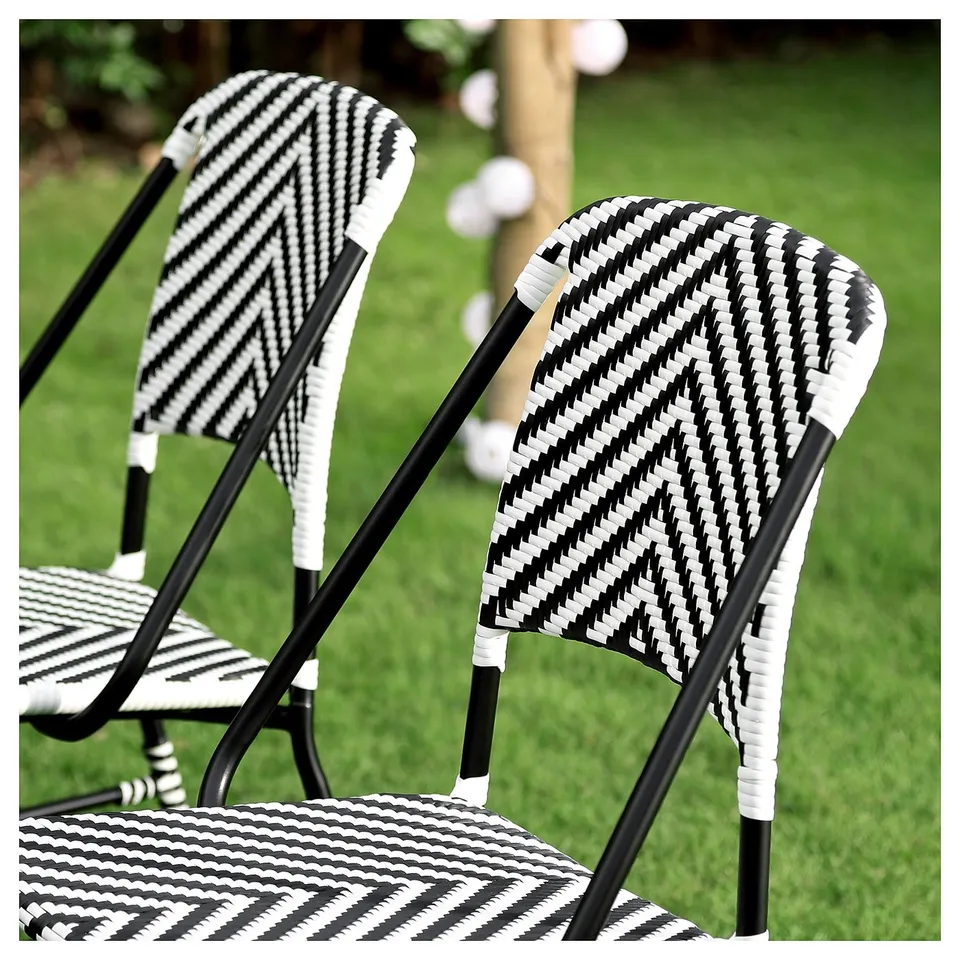 VASSHOLMEN chairs: black & white wicker, outdoors, curved back, stylish, weather-resistant.