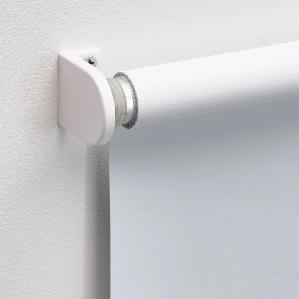 Wall-mounted roller blind bracket with cordless, light-blocking.