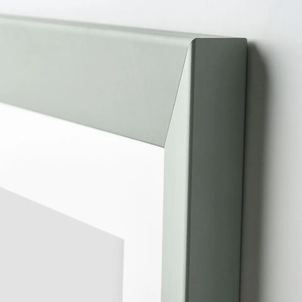 Close-up of robust, traditional PLOMMONTRÄD frame corner, showcasing quality finish & sturdy design.