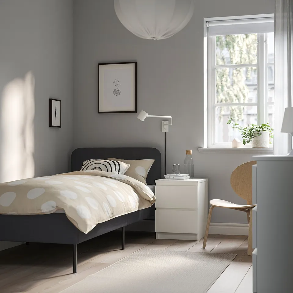 SLATTUM in a room