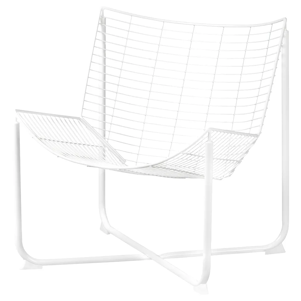 SKÅLBODA white wire armchair. Bowl-shaped design with grid pattern, made from steel and plastic. Modern and minimalist look.