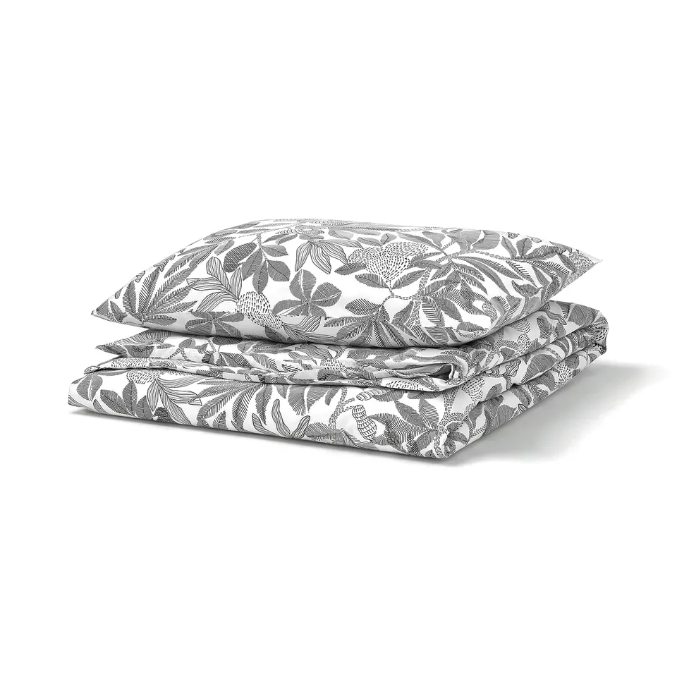Grey BROKDRACENA bedding set with botanical pattern. Includes duvet cover and pillowcases, made from recycled materials, smooth finish.