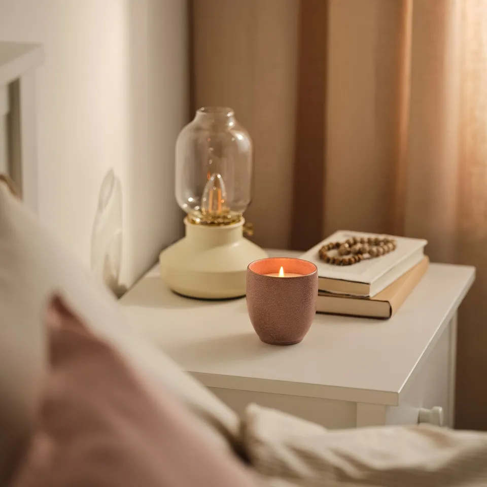 PÄRLHÖNA in a room