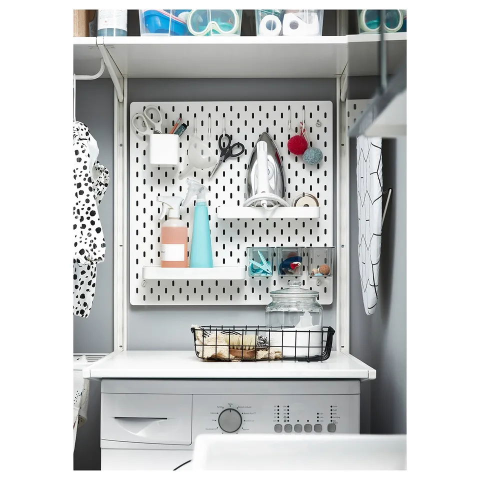 Organisation unit with SKÅDIS white pegboard, accessories, and white appliances. Clean and efficient design.