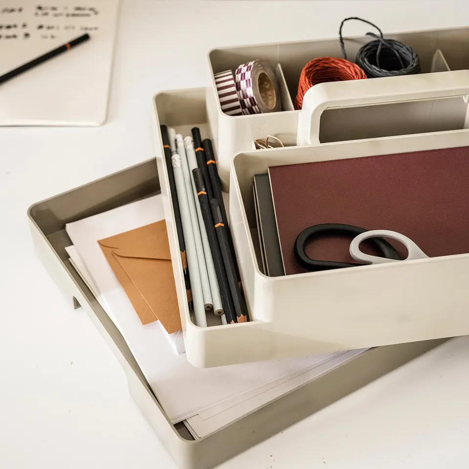 KUGGIS: white desk organiser with multiple compartments for small items, fits laptop or papers, made from recycled pet plastic.