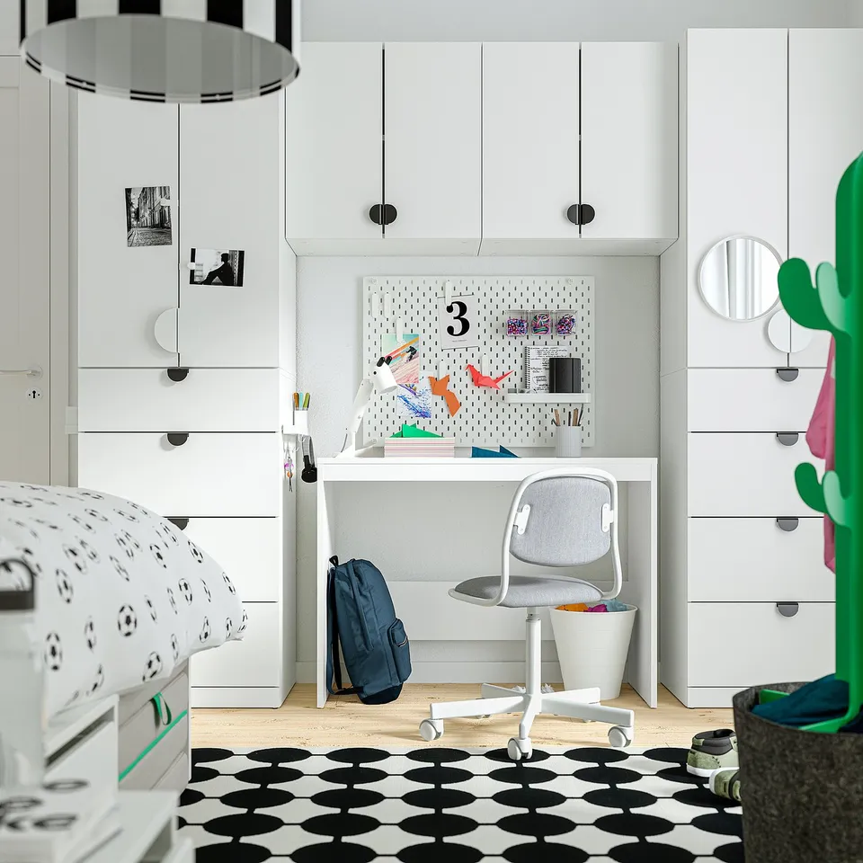 LASTARE in a room