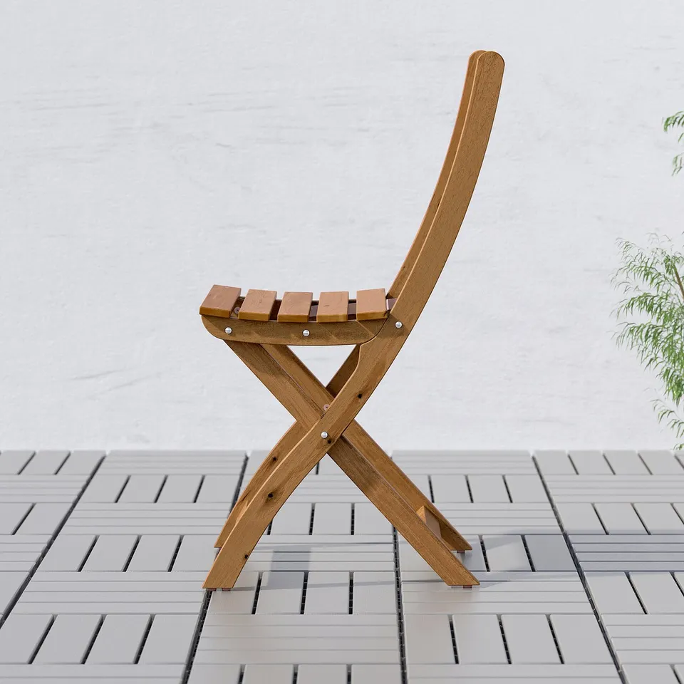 Wooden folding garden chair, durable, pre-assembled, suitable for balconies or gardens.