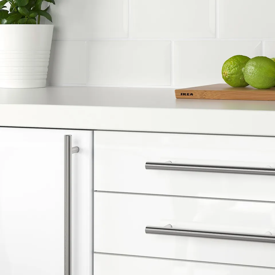 Modern kitchen cabinets with stainless steel KALLRÖR handles, suitable for door thickness 16-21 mm.