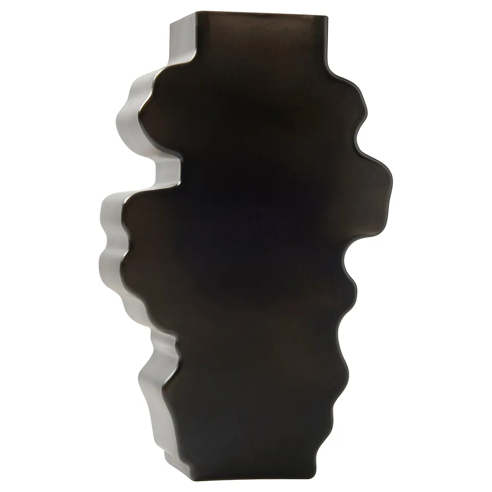 KONSTRUNDA black wavy glass vase. Modern, sleek design with wavy edges, glossy finish.