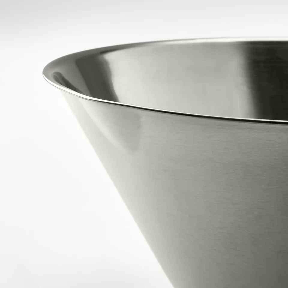 Reflective, smooth stainless steel bowl edge