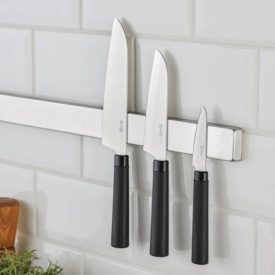 Three knives on wall magnet: 17cm, 13cm, 8cm cooks knives.
