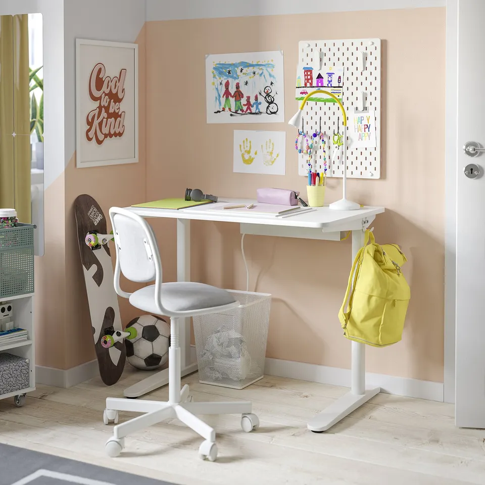 Kids desk RELATERA, white, plastic & steel, square shape, simple design. Bright, organised setup with a yellow backpack.