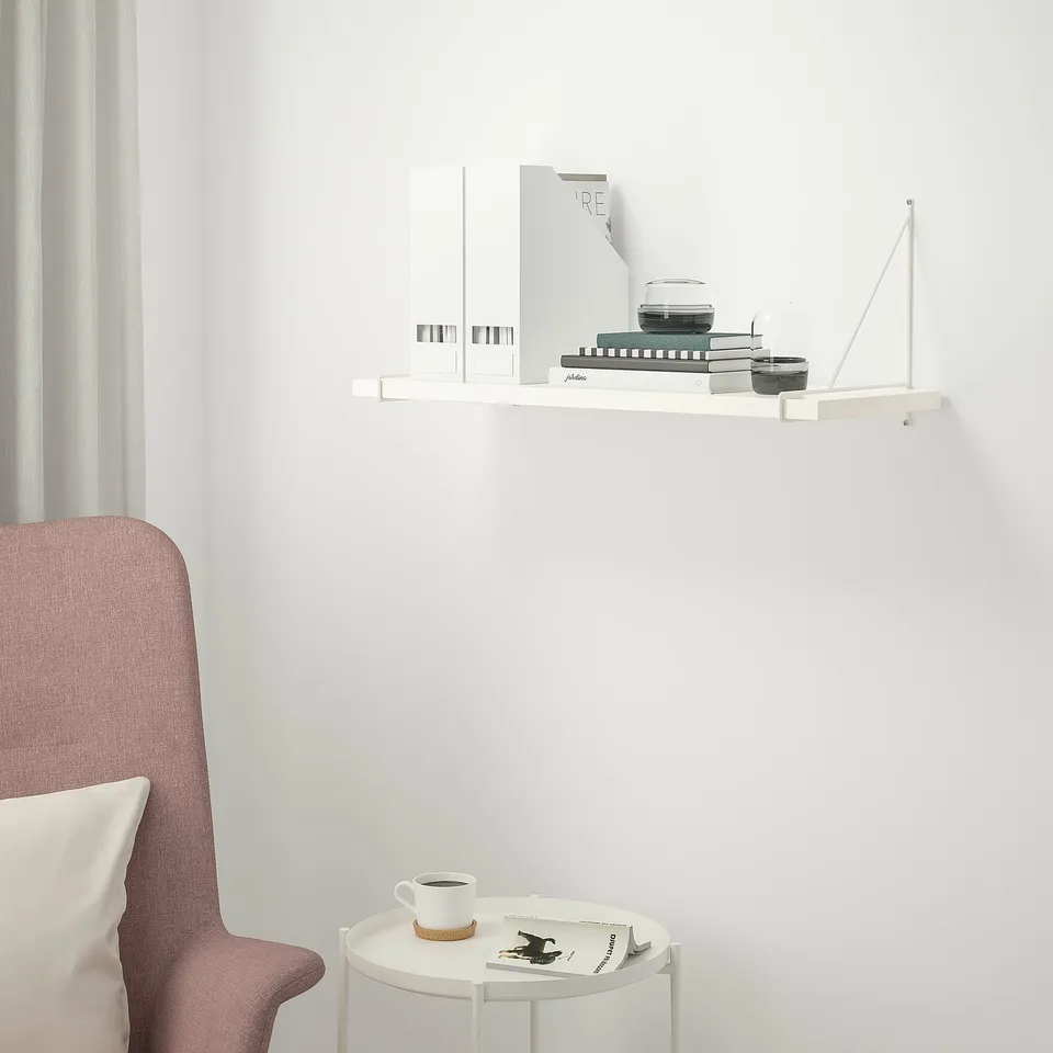 BERGSHULT / PERSHULT in a room