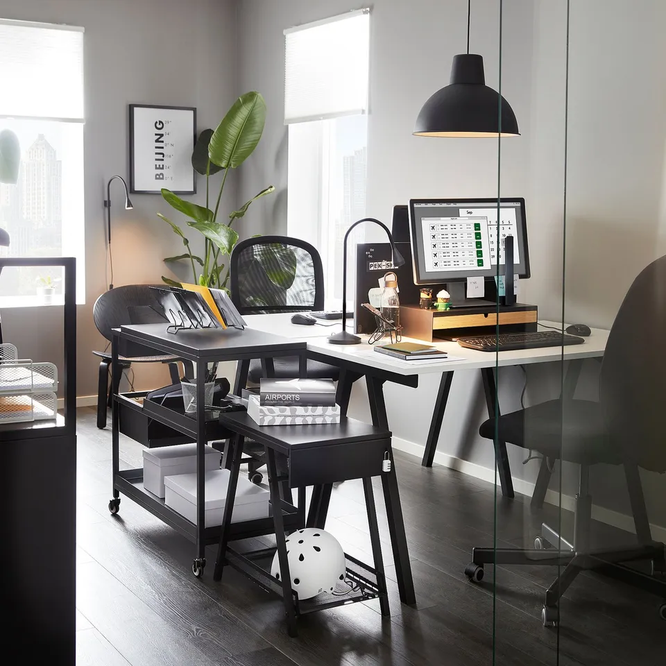 TROTTEN in a room