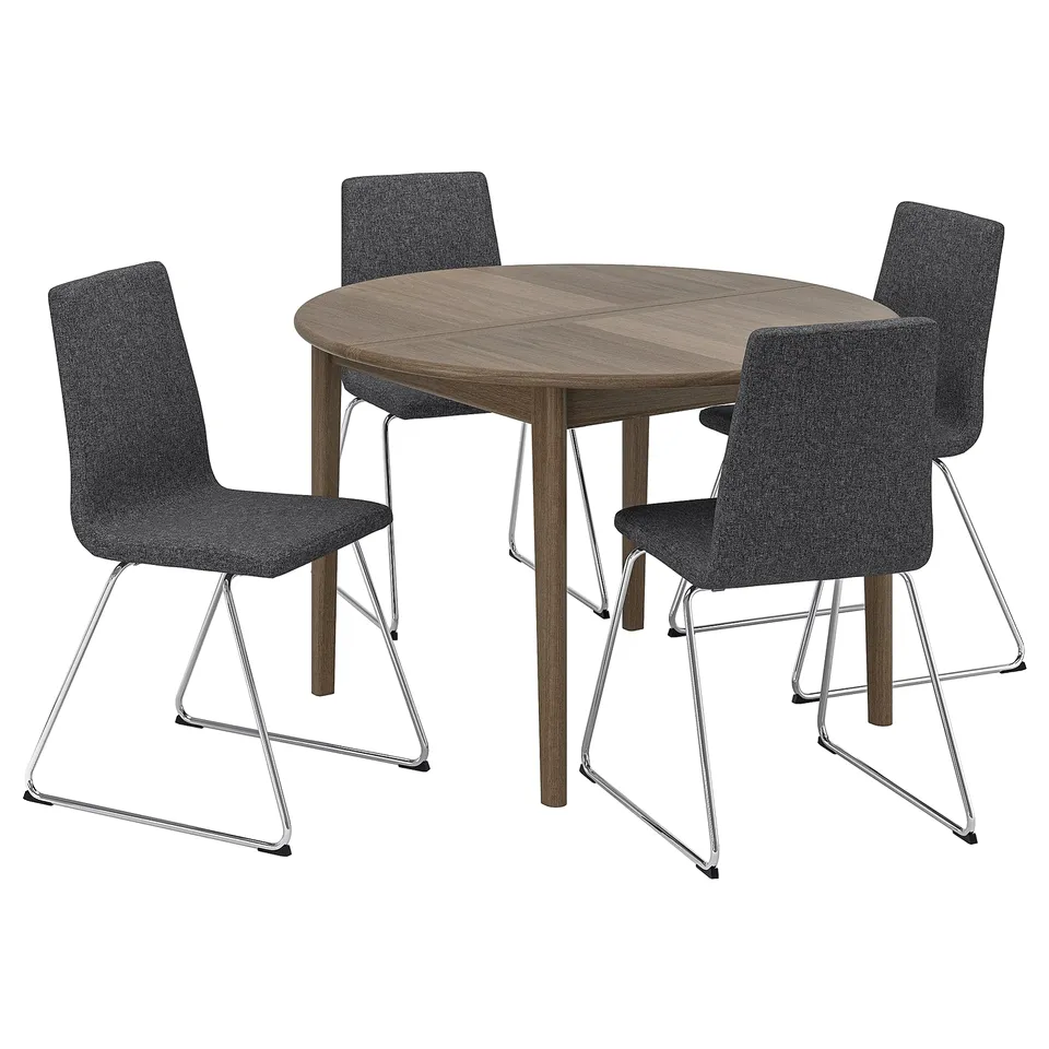 A SKANSNÄS 4-seat dining set. It includes a brown-stained, round, extendable wooden table and four grey, fully upholstered chairs with sled bases.