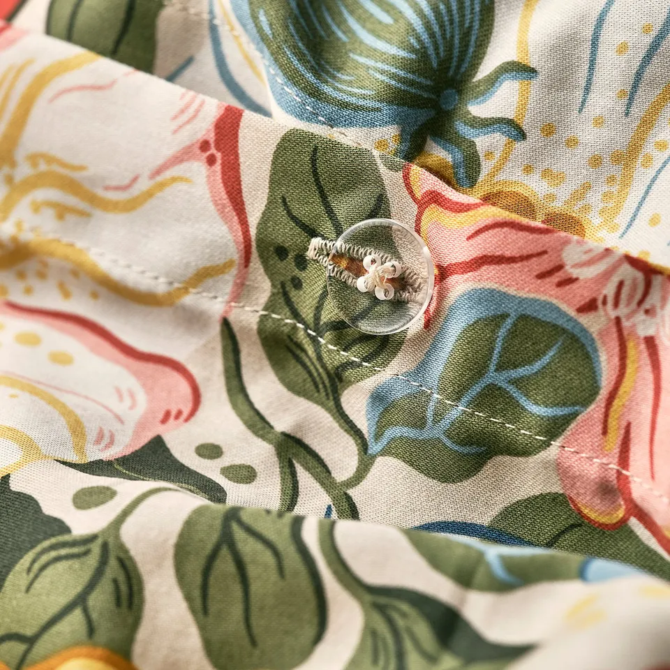 Floral-patterned duvet with button closure, crafted from soft, sateen-woven fabric.