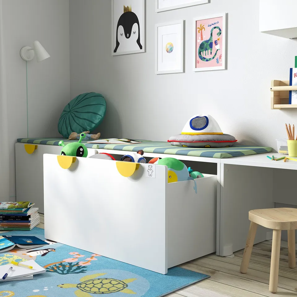 Childrens room with SMÅSTAD storage bench holding toys.