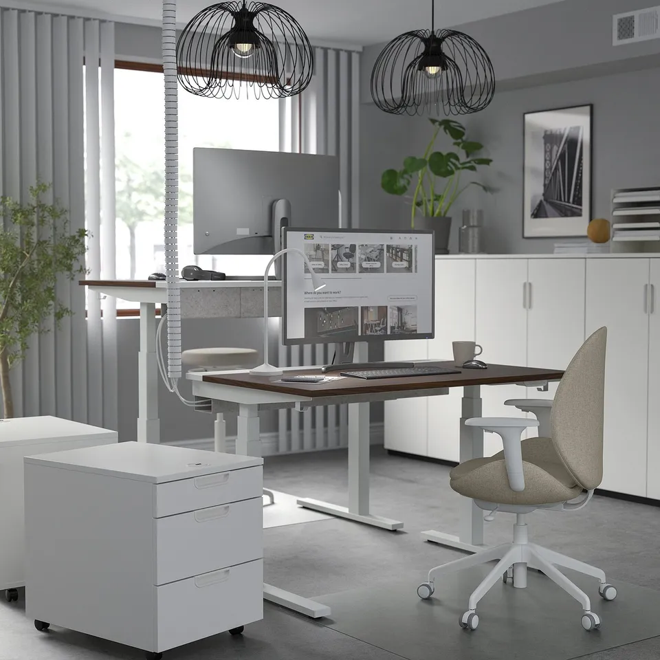 Modern clean workspace: MITTZON desk, grey. Two monitors, chair, drawers. White walls. Stylish, adjustable, efficient.