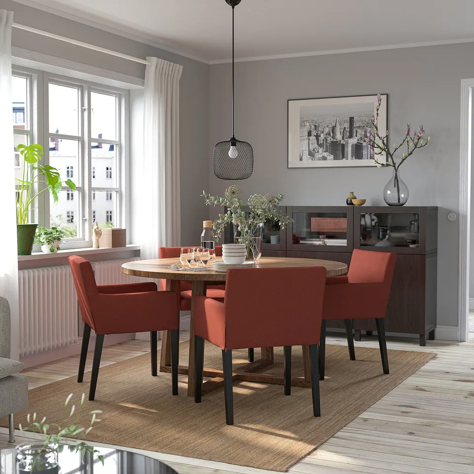 MÖRBYLÅNGA dining set with table, red chairs, vase, plates, glasses, lamp.