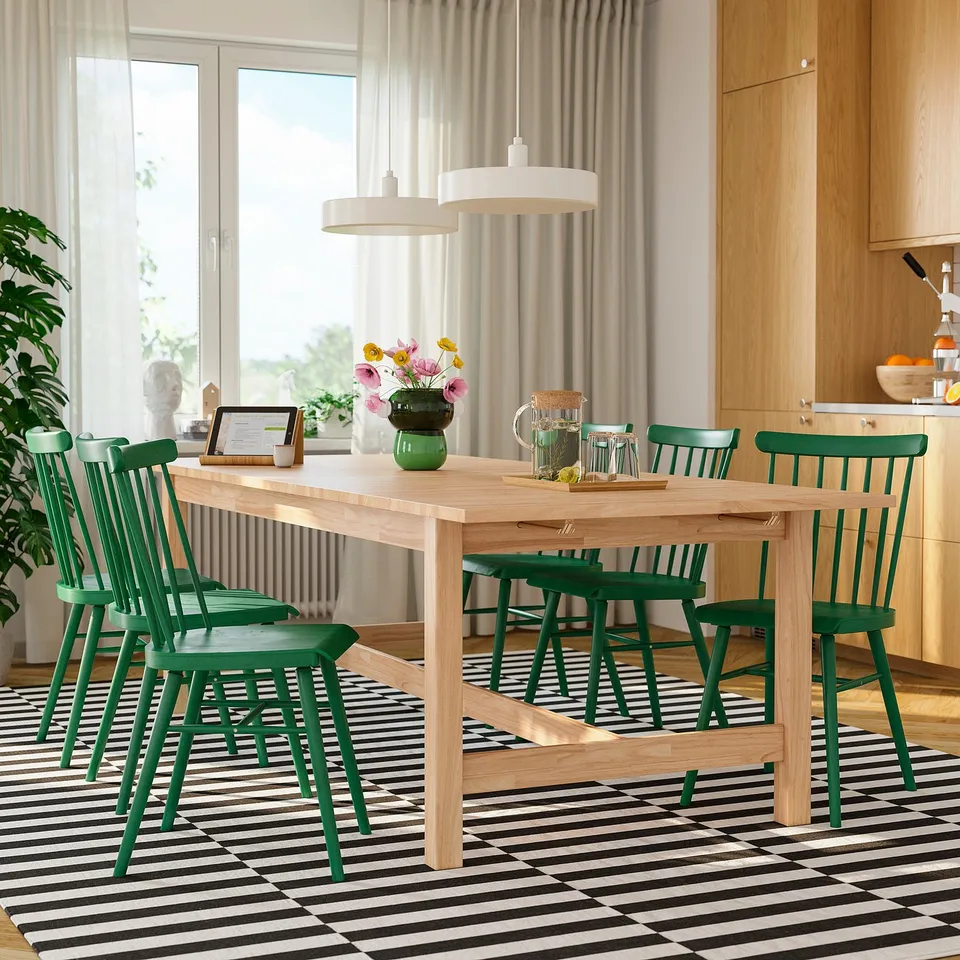 KARSKÄR / HÖGVED in a room