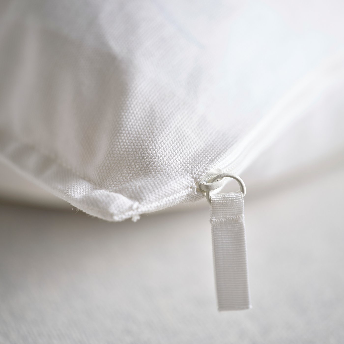 Close-up of GURLI cushion cover zip, made with smooth, high-quality recycled cotton.