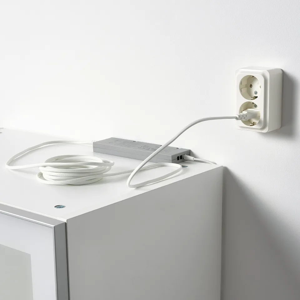 Plug-in device for connecting up to 10 led lights; controls via wireless dimmer.