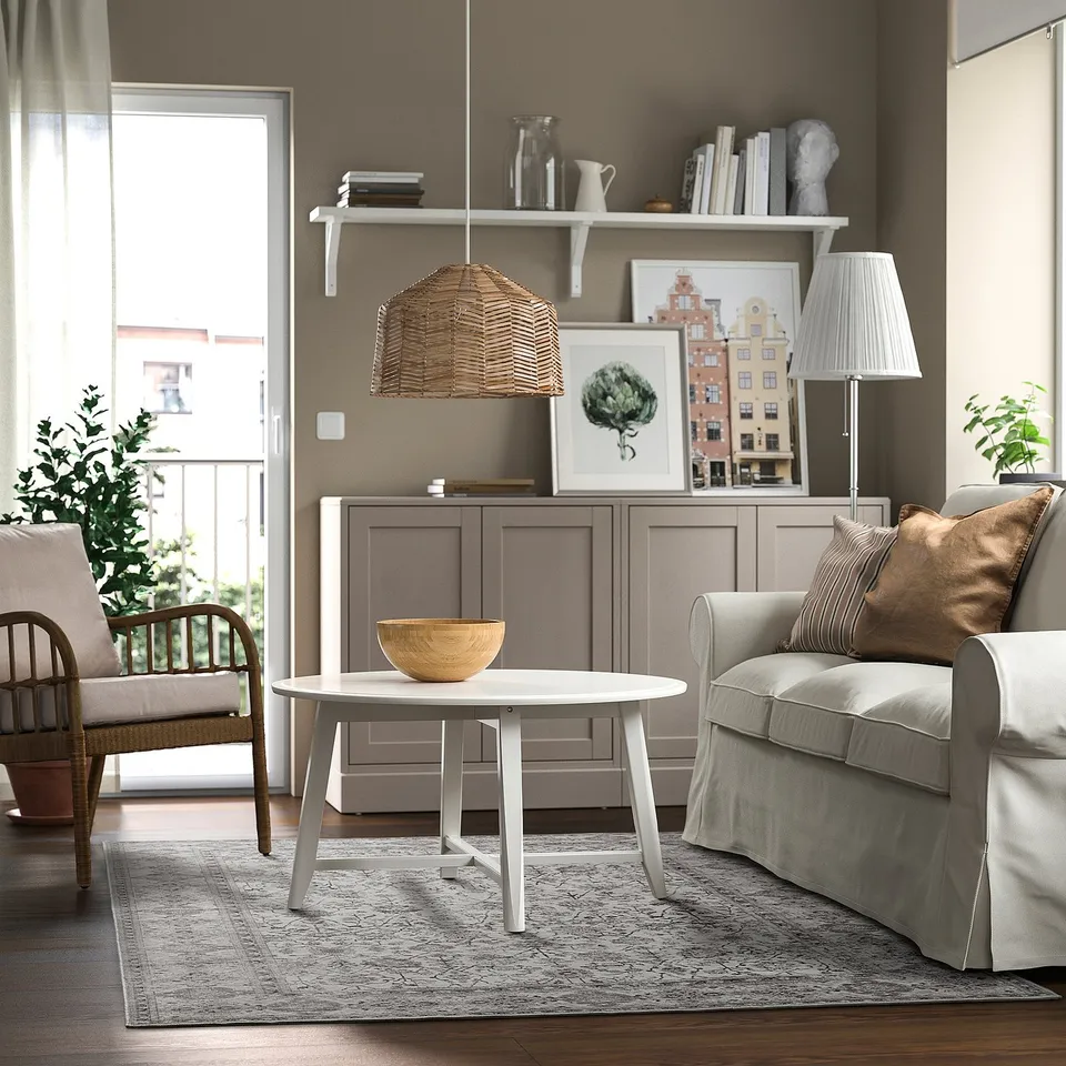 LOKALTÅG in a room