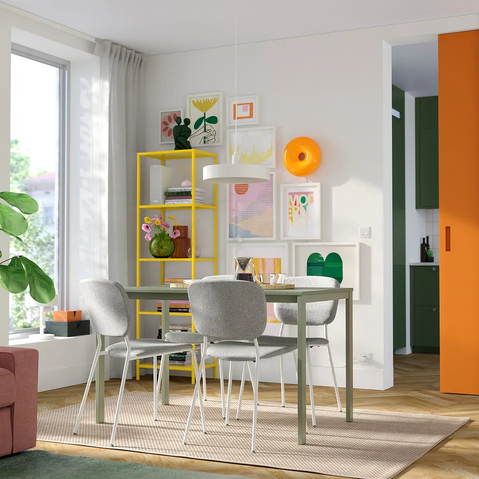 VIHALS / VIHALS in a room