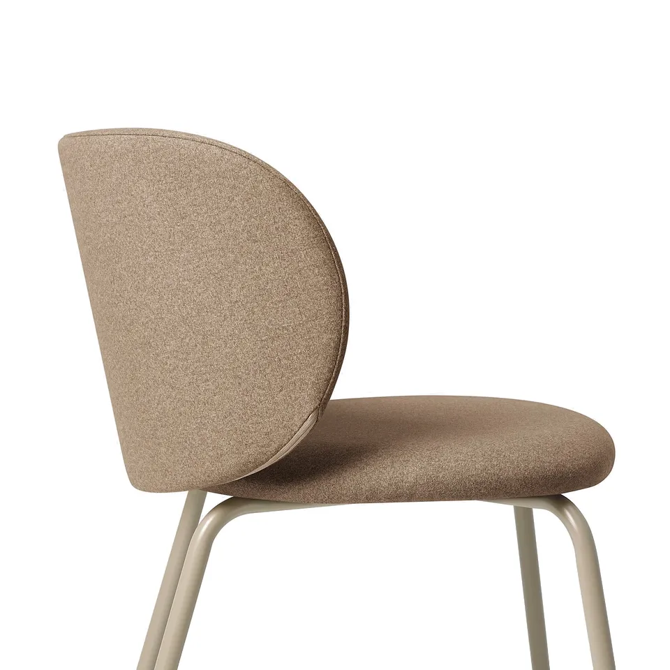 Modern chair with curved back and seat, beige fabric, sturdy beine.