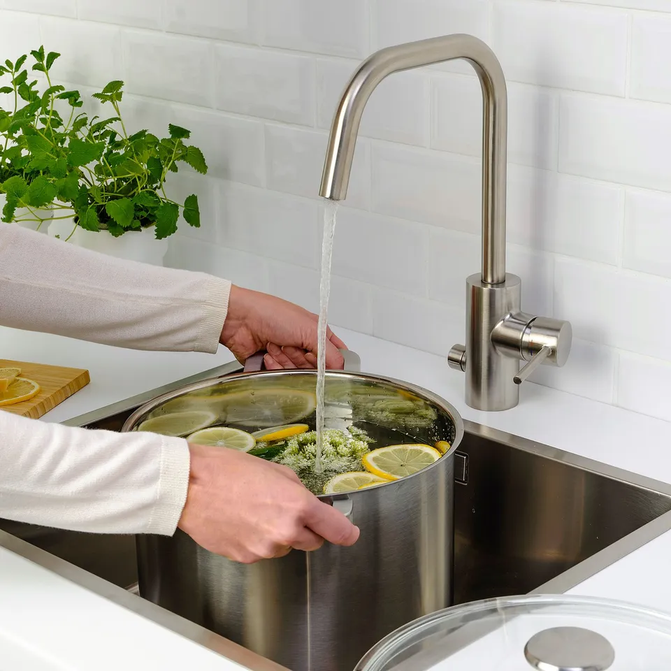 Pouring water with lemons.