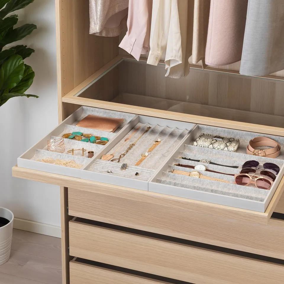 Wooden drawer with pull-out tray organises jewellery and accessories on felt-lined compartments. Slow-closing mechanism ensures safe usage.