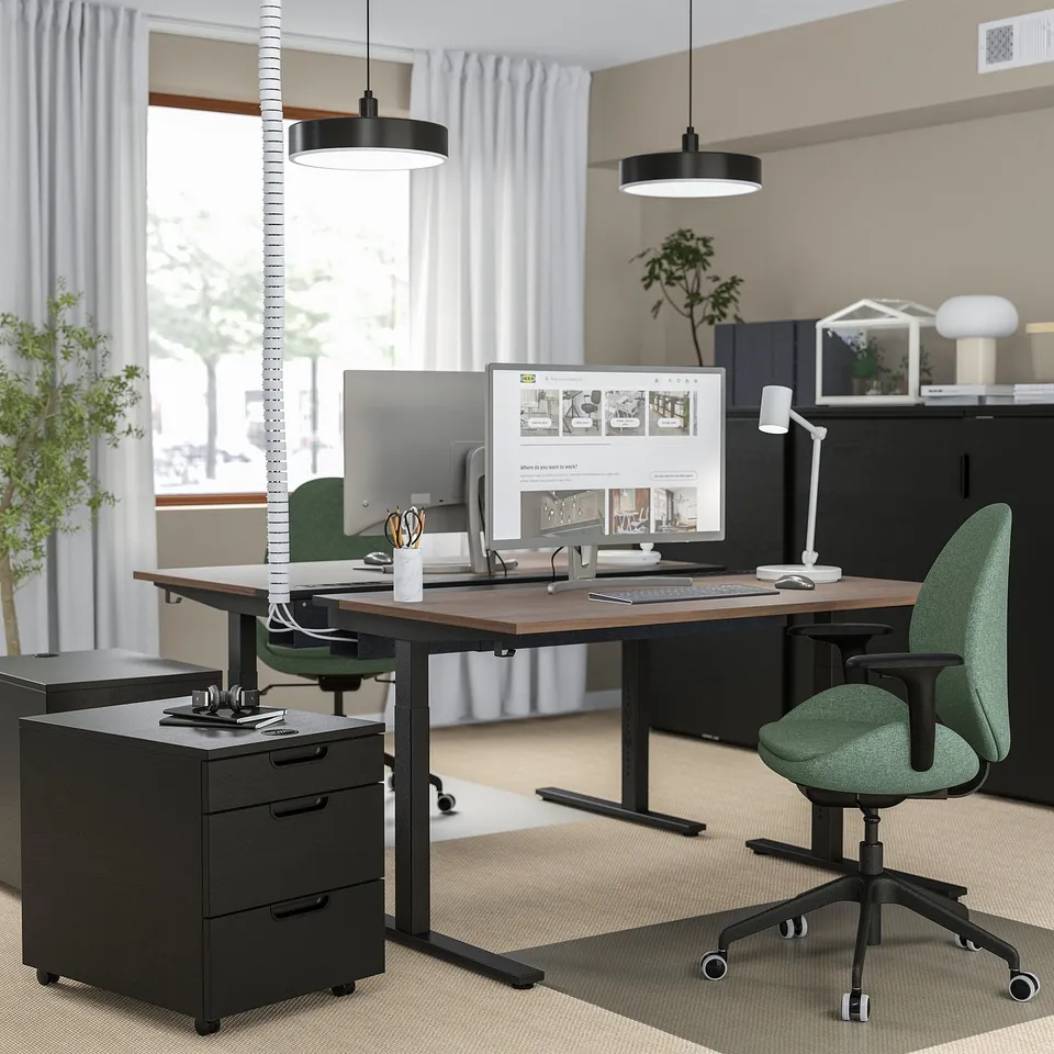 Modern office setup: MITTZON height-adjustable desk in black, white monitor, green chair. Spacious, ergonomic.