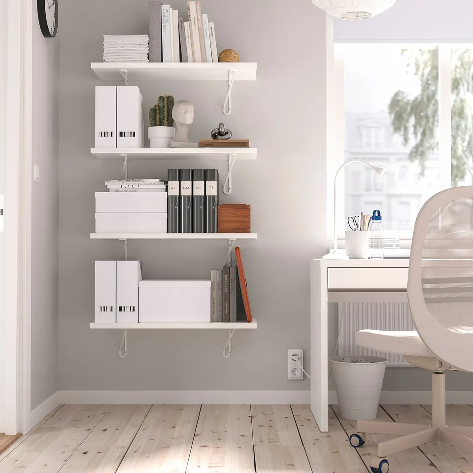 BERGSHULT / FÖRLÄGGARE in a room