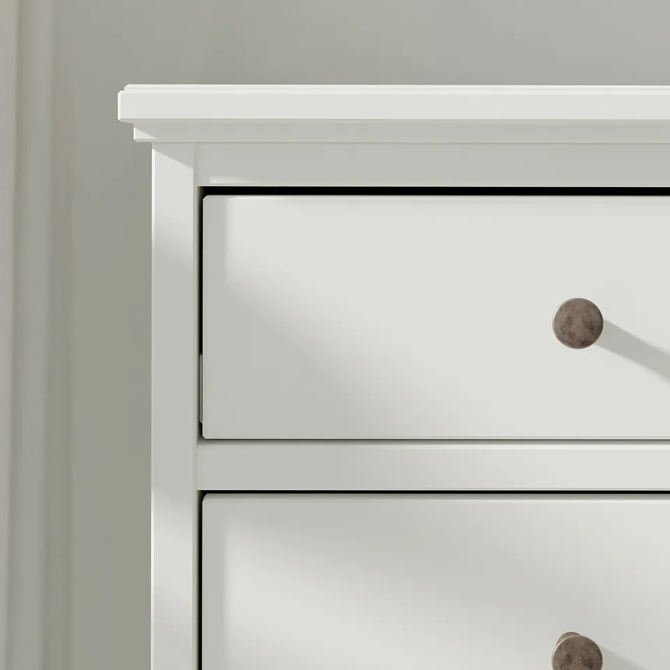 White IDANÄS chest with three drawers. Round knobs. Modern and functional design.