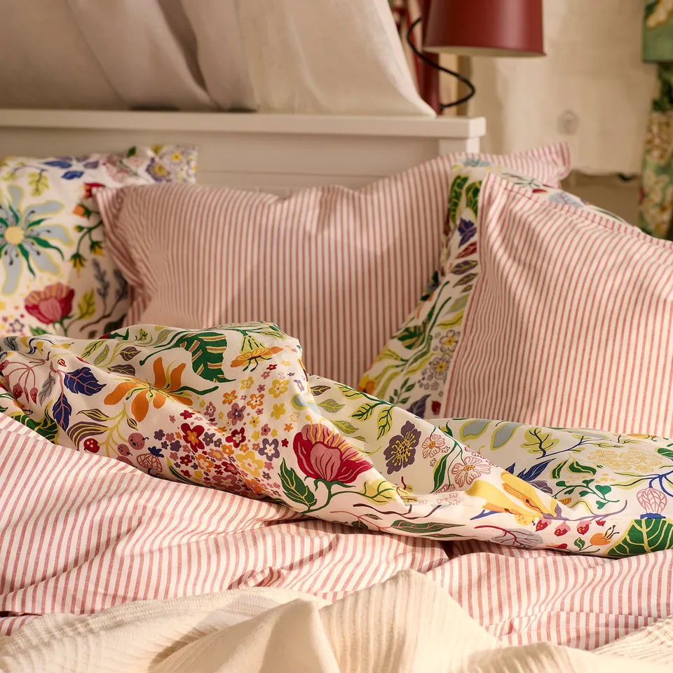 SOLFIBBLA striped red/white duvet set with floral pillow, 100% cotton, cosy, standard size.