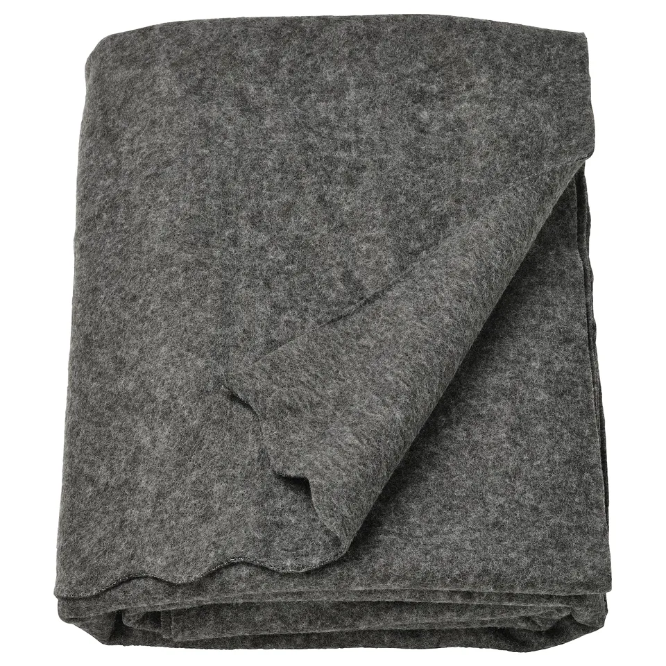 Dark grey fleece blanket, rectangular shape, soft texture, made of 90% recycled polyester.