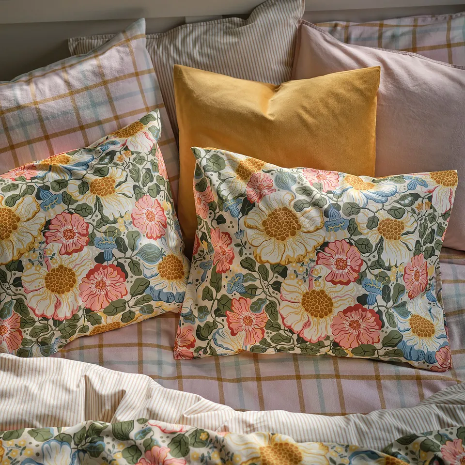 Sateen-woven bedding with luxurious floral print, combining cotton and lyocell for softness and shine.