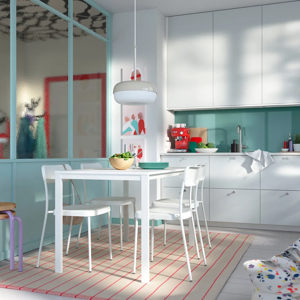 VIHALS / VIHALS in a room