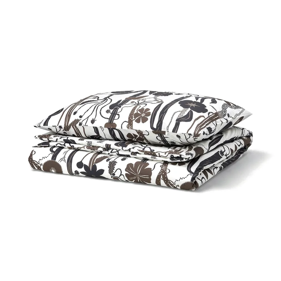 Folded duvet set named LUNDSKAFTING, white with dark floral print. Made of 57% cotton, 43% lyocell, press-stud closure.